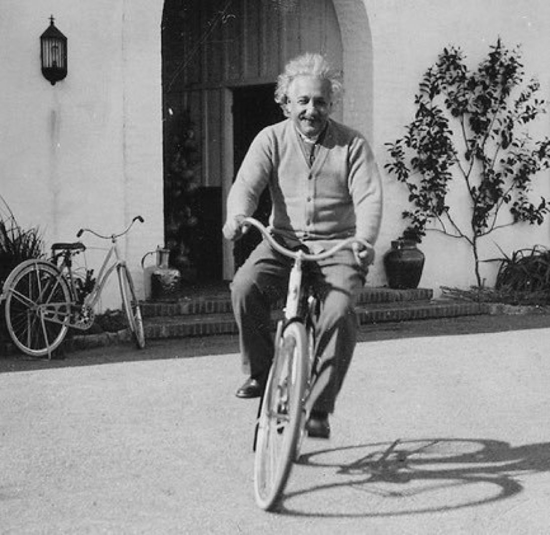 photos d'einstein à bicyclette