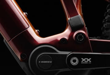 MTB-3298_MY24_LEVO_SW_MOTOR-DETAIL_0736_V2_1080x1350-20250224-235046