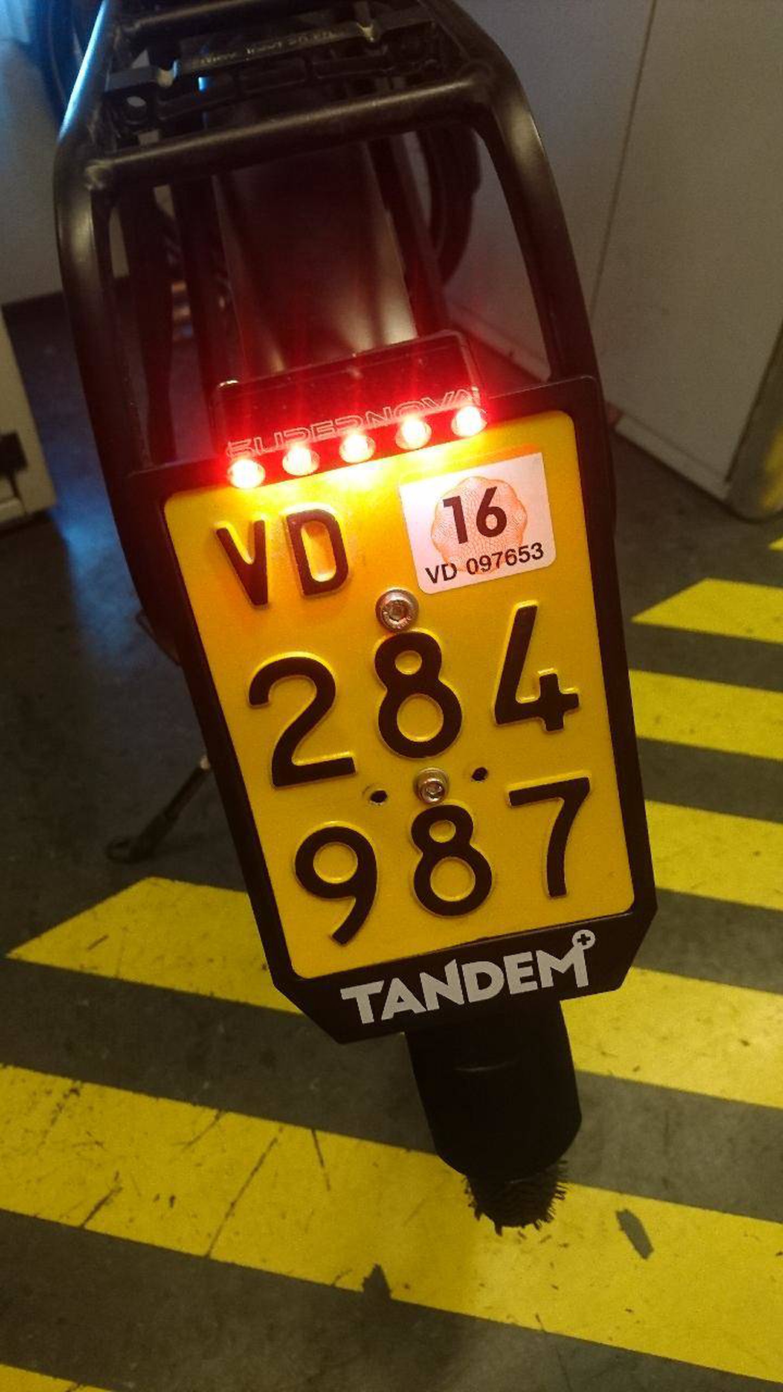 Porte plaque TANDEM (par carton de 100)